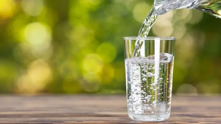 Trinke mindestens 2,5 Liter Wasser, Tee oder leichte Saftschorlen. Es wird immer empfohlen, dass man Getr&auml;nke bei Hitze lauwarm zu sich nehmen soll.