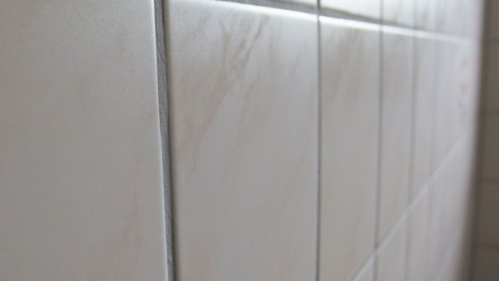 Gl&auml;nzende Fliesen zeigen einen Abperleffekt, w&auml;hrend sie in einem hellen Badezimmer angeordnet sind.