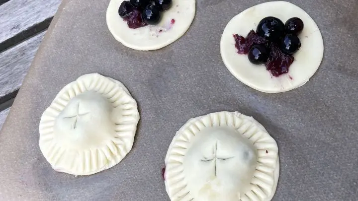F&uuml;r die F&uuml;llung werden Blaubeeren, Zucker, Butter, Zimt, Limettensaft und Maisst&auml;rke verwendet.