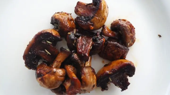 Gut zu wissen: Die leckeren Balsamicopilze vom Grill kommen ganz ohne tierische Produkte aus.