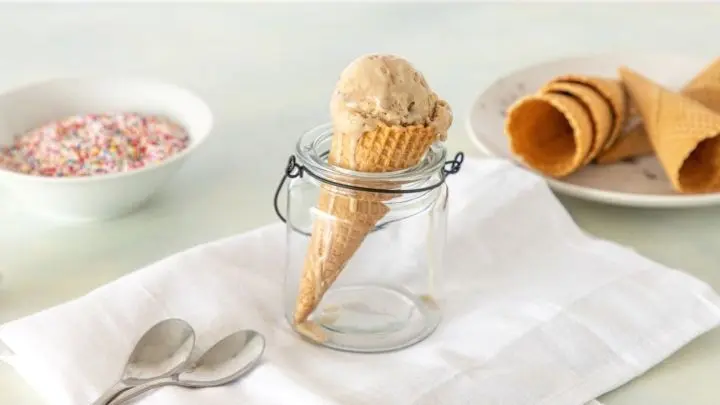 Cremig, köstlich und ohne Kristalle: deine Capuccino-Nicecream kannst du blitzschnell und ohne Eismaschine zubereiten.