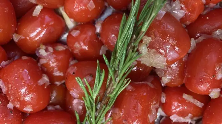 Cherrytomaten mit Salz, Pfeffer und Zucker bei niedriger Hitze für 30-40 Minuten köcheln lassen.