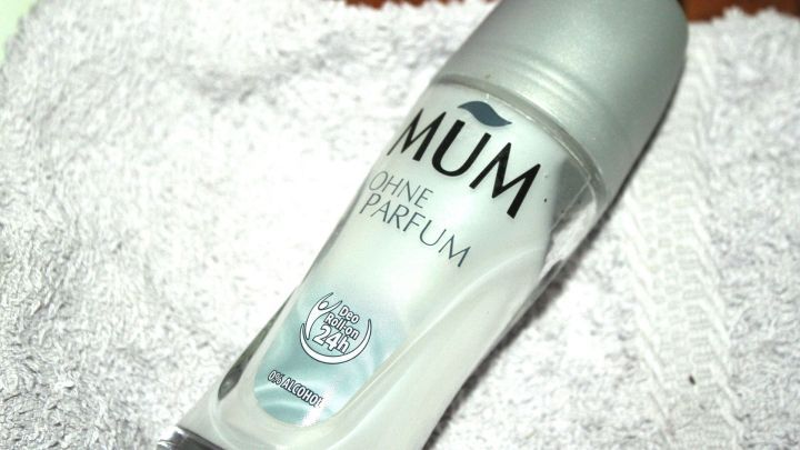 Der MUM Deo-Roller liegt auf einem Handtuch und wirkt frisch gegen Achselschwei&szlig; und unangenehme Ger&uuml;che.