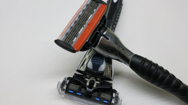 Ein Rasierer liegt auf einer wei&szlig;en Oberfl&auml;che und zeigt Klingen, die f&uuml;r eine lange Zeit scharf bleiben sollen.