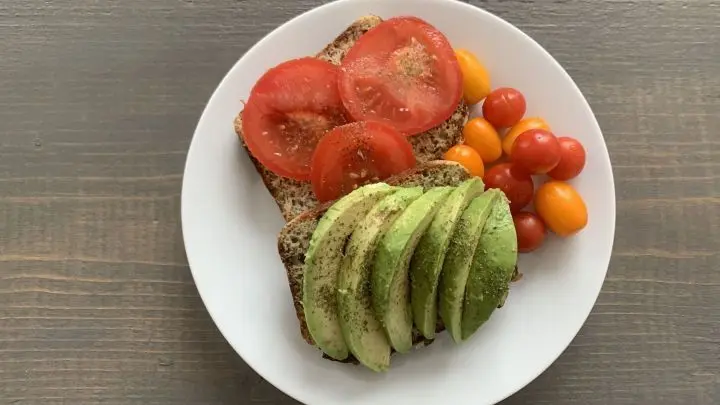 Low Carb Eiwei&szlig;brot schmeckt sehr lecker mit Avocado oder Tomaten. Hier getoppt mit Kr&auml;utersalz.