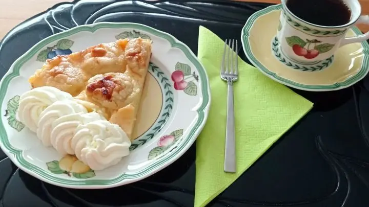 Zur Kaffeezeit dann kann der Kuchen zusammen mit einer guten Portion Sahne dekoriert, verzehrt werden.  