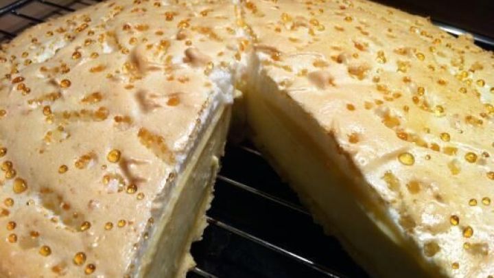 Die Goldtr&ouml;pfchen-Torte begeistert mit luftigem Baiser und goldenen Tr&ouml;pfchen &ndash; ein besonderer K&auml;sekuchen, der ins Auge f&auml;llt.