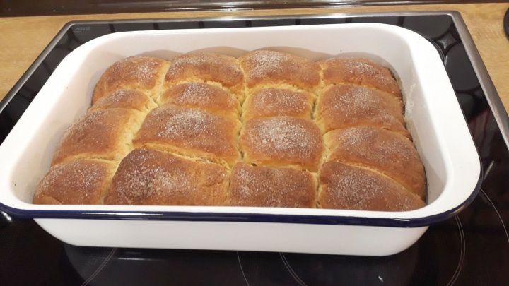 Zwetschgen-Rohrnudeln mit Hefeteig in einer Backform frisch aus dem Backofen.