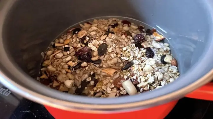 Alle Zutaten werden in einem Topf mit warmem Kokosfett zu einer Mischung zusammenger&uuml;hrt.