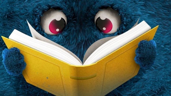 Ein kuscheliges, blauen Wesen liest konzentriert ein gelbes Buch in einer gem&uuml;tlichen Umgebung voller Flausen.