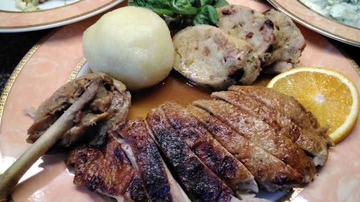Entenbraten mit Semmelknödelrolle und Salaten - Rezept | Frag Mutti