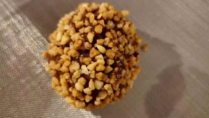 Kuchenreste verwerten: Schokokugeln selber machen mit Glasur - Rezept