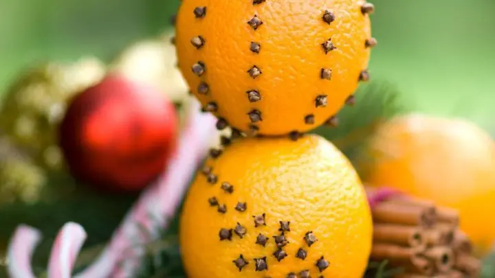 Bespickst du die Orange mit den Nelken - auch noch mit schönen Mustern - hast du auch gleich noch eine tolle Deko gezaubert. Es geht schnell, macht was her und bringt dich in festliche Stimmung.