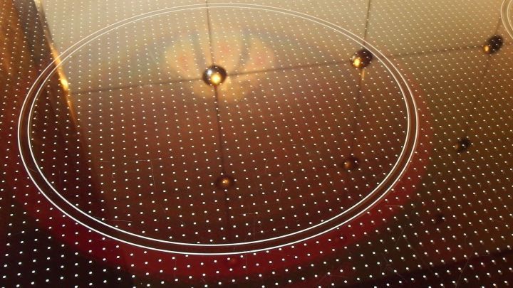 Ein Glaskeramikfeld zeigt markierte Kochzonen, das Licht reflektiert den modernen K&uuml;chenkontext.