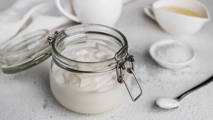 Aus Seidentofu, Zitrone, Apfelessig und Dijonsenf l&auml;sst sich eine leckere vegane Mayonnaise zubereiten.
