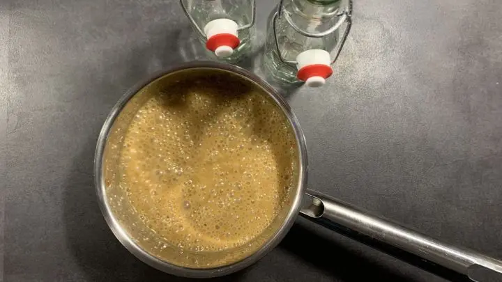 Mit einem P&uuml;rierstab wurde das Dressing in eine homogene Masse verwandeln.