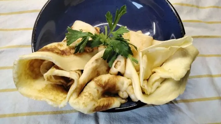 Dazu reiche ich dann Omeletten. Auch diese backen sich schnell in der Pfanne. Diese kann man nach Geschmack auch gerne f&uuml;llen.