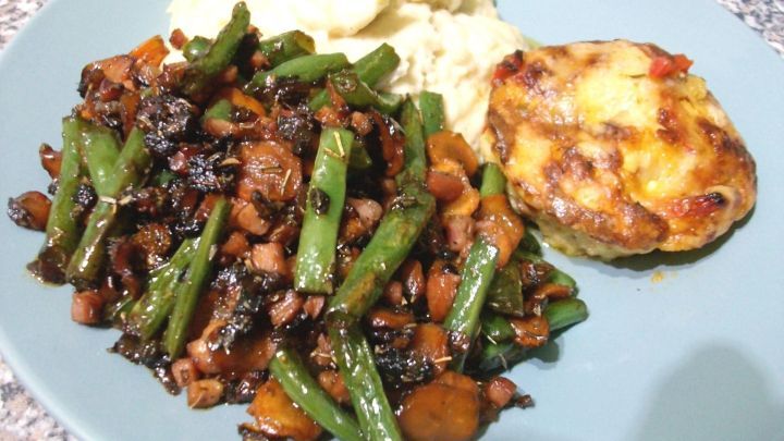 Ein bunten Gem&uuml;seteller mit zarten gr&uuml;nen Bohnen, geschmackvollen W&uuml;rfeln und einem cremigen Pastinakenp&uuml;ree.