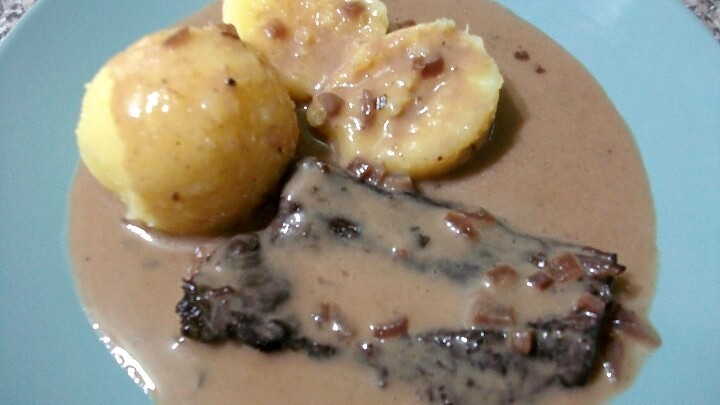 Rindersteak mit Rotwein-Sahnesoße und Kartoffelknödel - Rezept