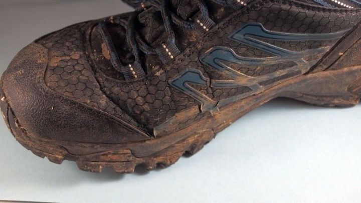 Ein stark verschmutzter Schuh liegt auf einer hellen Oberfl&auml;che, bereit zum Waschen, um wieder sauber und frisch zu werden.