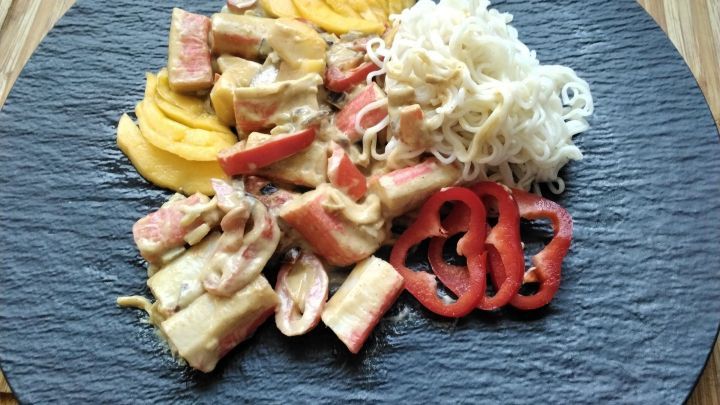 Schnelle Mie-Nudeln kochen: mit Mango, Knoblauch, Surimi und Kokossoße