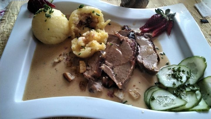 Zarte Putenoberkeule liegt in einer cremigen Rahmso&szlig;e, begleitet von Kartoffelkn&ouml;deln und frischem Gem&uuml;se.