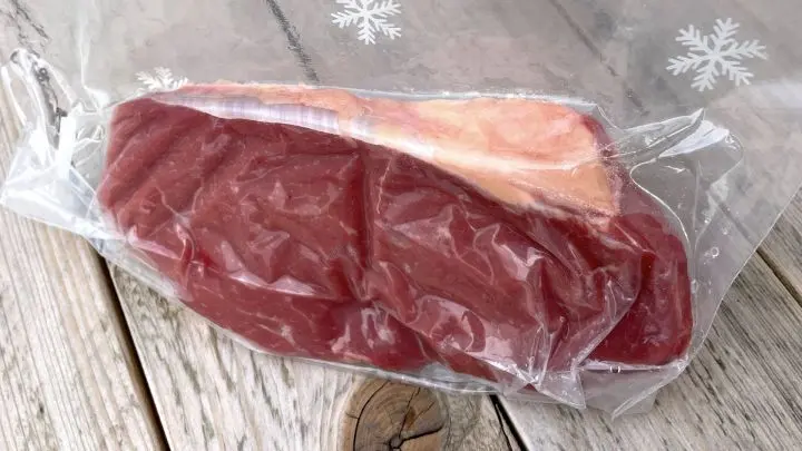 Neben Fleisch kann man Fisch, K&auml;se oder sonstige Lebensmittel im Gefrierbeutel vakuumiert und eingefroren werden.