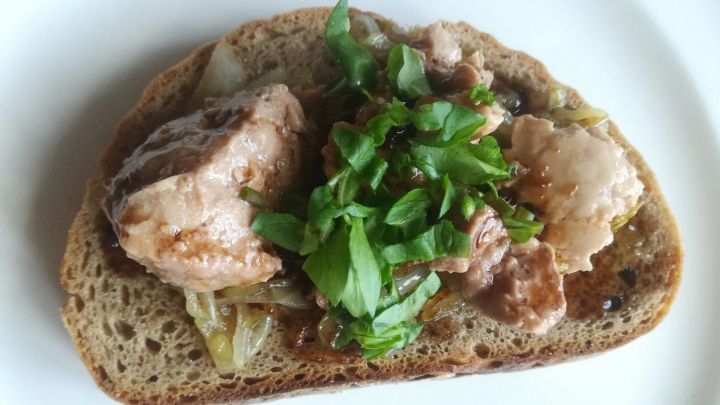 Dorschleber mit karamellisierten Zwiebeln auf Brot - Rezept