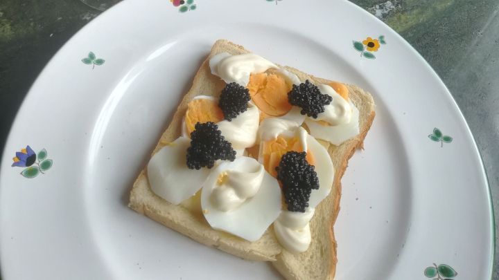 Algenkaviar Brötchen mit Mayo und gekochtem Ei - Rezept | Frag Mutti