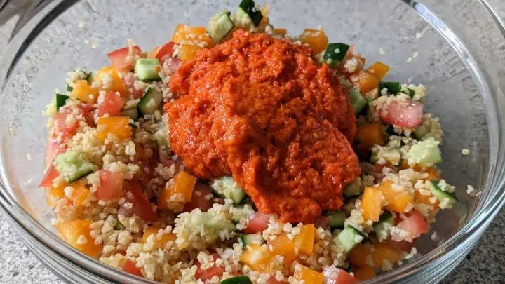 Nun das Ajvar zufügen, unterheben, mit etwas Salz, Balsamico und Zitronensaft abschmecken.