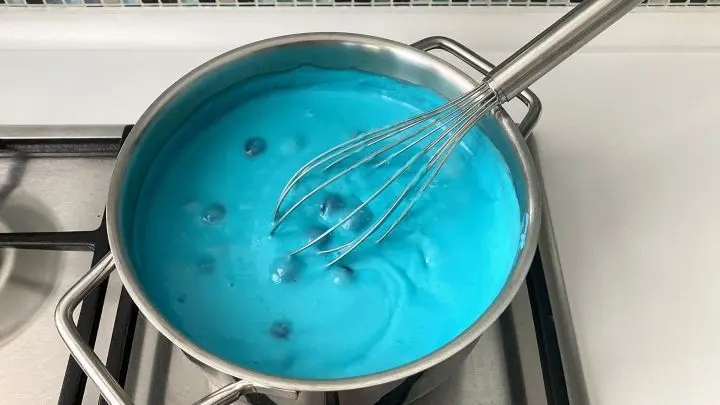 Und so sieht der Blau&auml;ugige Schlumpfpudding im Topf aus, wenn er fertig ist. Nun kann er in Ruhe abk&uuml;hlen.