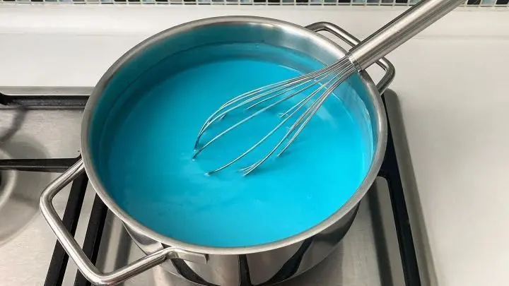 Nach dem Eingie&szlig;en der St&auml;rkemischung in die kochende Milch sofort mit dem Schneebesen schnell und kreisend r&uuml;hren. Der Pudding soll ja glatt und cremig werden. Erst nach dem Ausschalten des Herdes wird etwas fl&uuml;ssige Schlagsahne unterger&uuml;hrt.