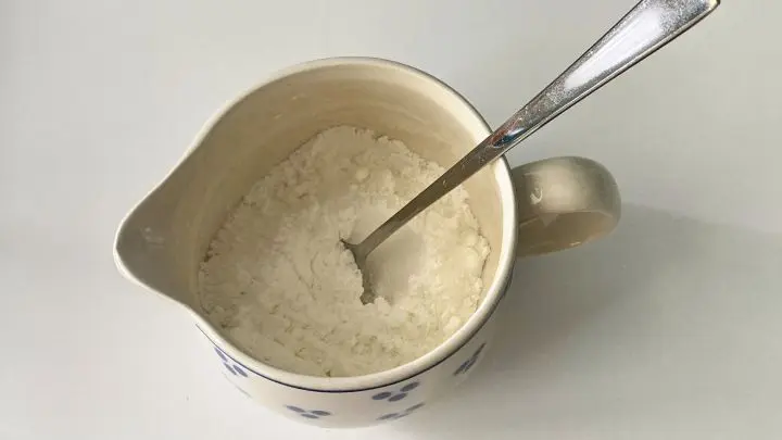 Es ist ratsam, zun&auml;chst nur Speisest&auml;rke und Zucker in trockenem Zustand zu vermischen. Das vereinfacht hernach das Aufl&ouml;sen und Glattr&uuml;hren des St&auml;rkepulvers in der Milch.
