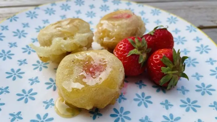 Entdecke, wie aus einfachen Erdbeeren ein sinnlich-warmes Dessert wird – perfekt, wenn du dir heute etwas Besonderes gönnen willst.