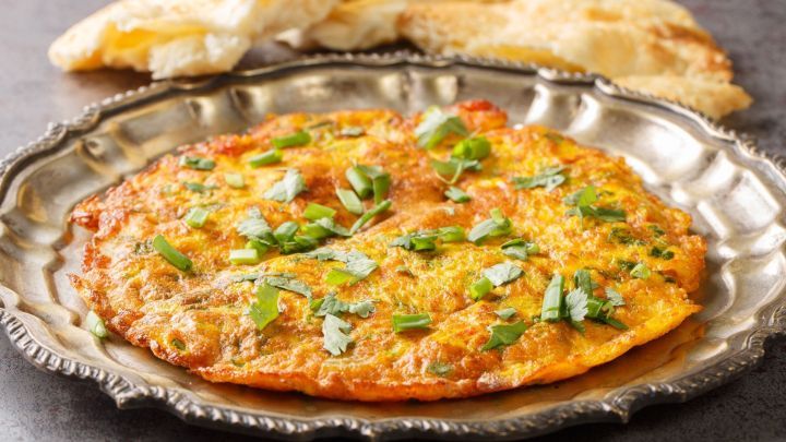 Probiere das k&ouml;stliche Masala Omelett. Mit aromatischen Gew&uuml;rzen und frischen Kr&auml;utern verleiht es deinem Fr&uuml;hst&uuml;ck einen indischen Touch. Perfekt serviert auf einer reich verzierten Platte.