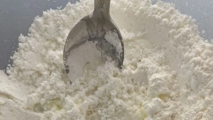Nimm ebenso viel Speisestärke wie Tenside in Pulverform und mische sie gut. Trage auch dabei eine Maske, um nichts von den Tensiden einzuatmen.