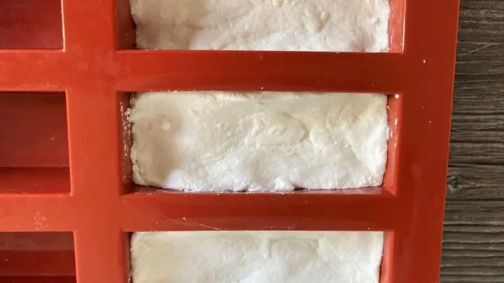 Forme Spülmittel-Bars. Falls sie zu sehr bröseln, füge etwas Wasser hinzu. Sind sie zu matschig, darf es etwas mehr Speisestärke sein.