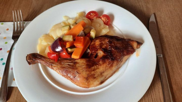 Geschmorte Hähnchenschenkel mit Gemüse und Kartoffelsalat - Rezept