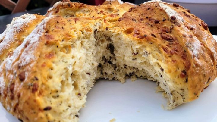 Ein Blick in das Grillbrot. Es ist sch&ouml;n softig und hat eine tolle Krume. Schmeckt auch zum Dippen.