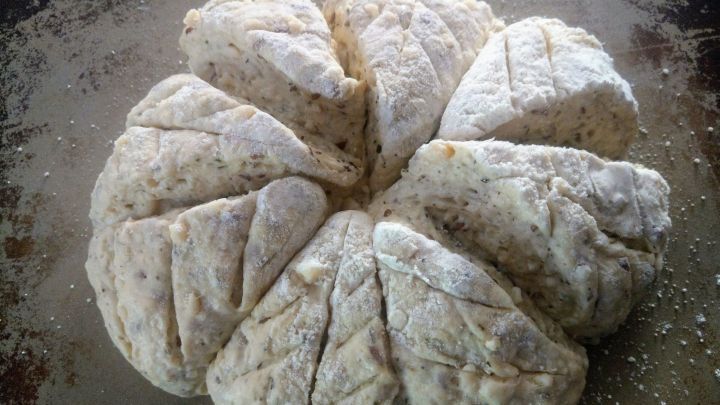 Den Teig zu einer Kugel formen und 6-8 St&uuml;cke einschneiden. Je nach Wunsch mit Mustern verzieren.