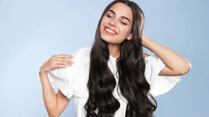 Lässt Reiswasser die Haare schneller wachsen? Dieser Mythos ist nicht bestätigt. Doch die Pflege lohnt sich allemal!