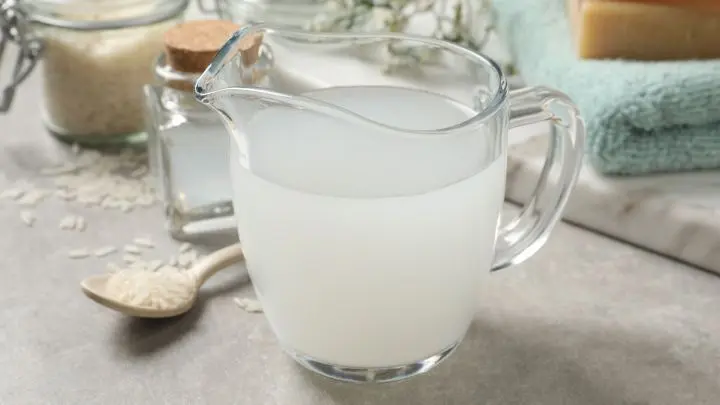 Beim Kochen von Reis hast du gleich zwei Vorteile: Du hast eine leckere Beilage zubereitet und kannst das Kochwasser für deine Haare nutzen.