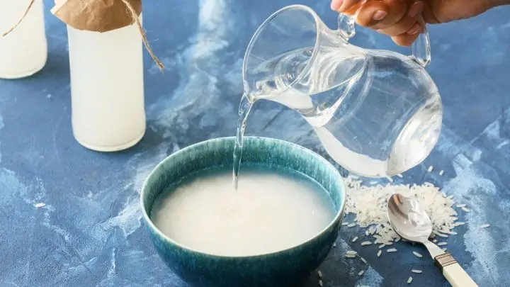 Hast du keine Lust Reis zu kochen, kannst du das Reiswasser für die Haare auch aus rohem Reis zubereiten.