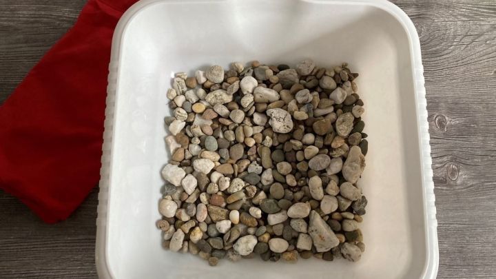 Ein Eimer oder eine Wanne, kaltes Wasser und Steine - mehr braucht ein Kneippbecken nicht, um dein Immunsystem anzukurbeln.