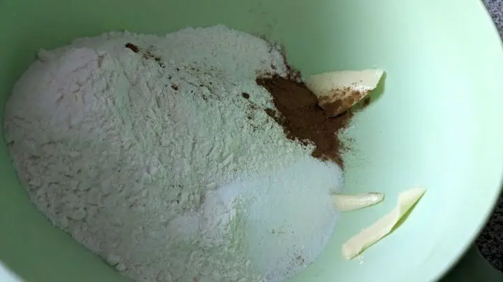 In einer weiteren Sch&uuml;ssel wird der Streuselteig f&uuml;r den Zwetschgenkuchen zubereitet.