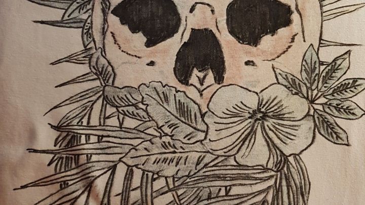 Ein bedrucktes T-Shirt zeigt einen Sch&auml;del, umgeben von &uuml;ppigen Pflanzen und Blumen, das die Themen Textilien und Umweltschutz vereint.