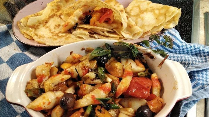 Gefüllte Pfannkuchen: Omeletten mit Gemüse und Surimi - Rezept