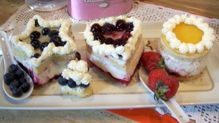 Quark-Sahne-Törtchen mit Beeren und Pfirsich - Rezept | Frag Mutti