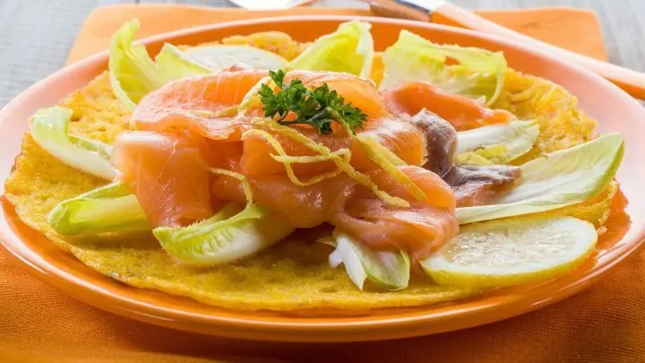 In den Niederlanden gibt es seit 2007 einen nationalen Pfannkuchentag. An diesem Tag werden Pfannkuchen in den unterschiedlichsten Variationen zubereitet. Klassisch mit Äpfeln, Ahornsirup usw. oder sie werden z.B. auch mit Gemüse und Fisch zubereitet.