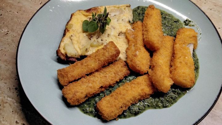 Kartoffelkuchen aus der Pfanne mit Spinat und Fischstäbchen - Rezept